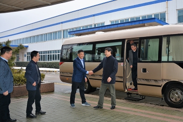 市人大常委会主任周东明向bevictor伟德集团送新春慰问