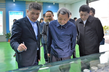 河南省信阳市委书记、市长尚朝阳一行莅临bevictor伟德集团调研参观